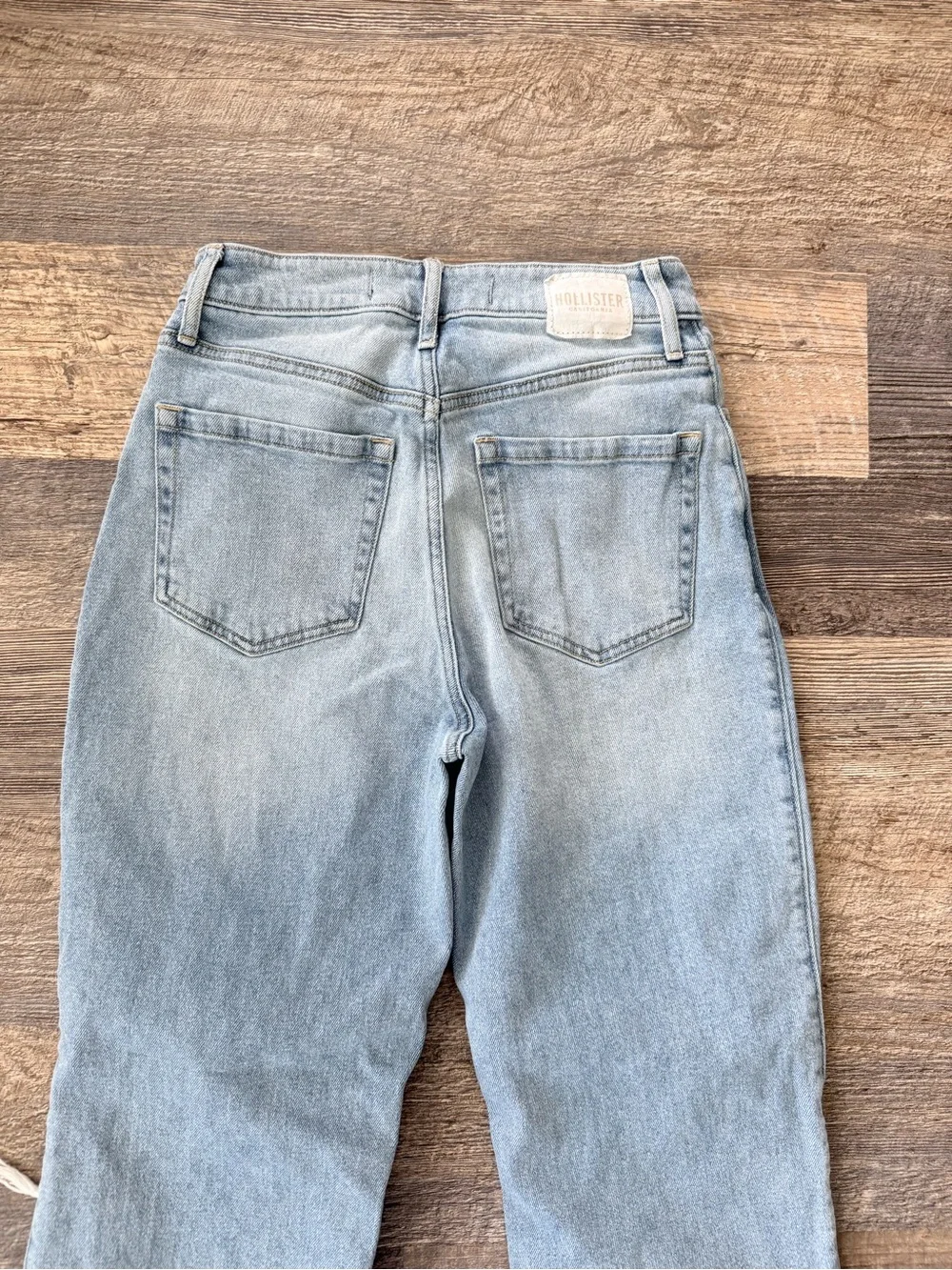 Hollister Ultra High Rise Dad Jeans Light Wash Distressed 27 5R